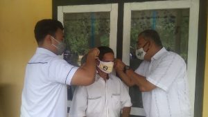 Kompak, Paslon Yuri – Anca Pasangkan Masker Ke Warga Dusun Liring